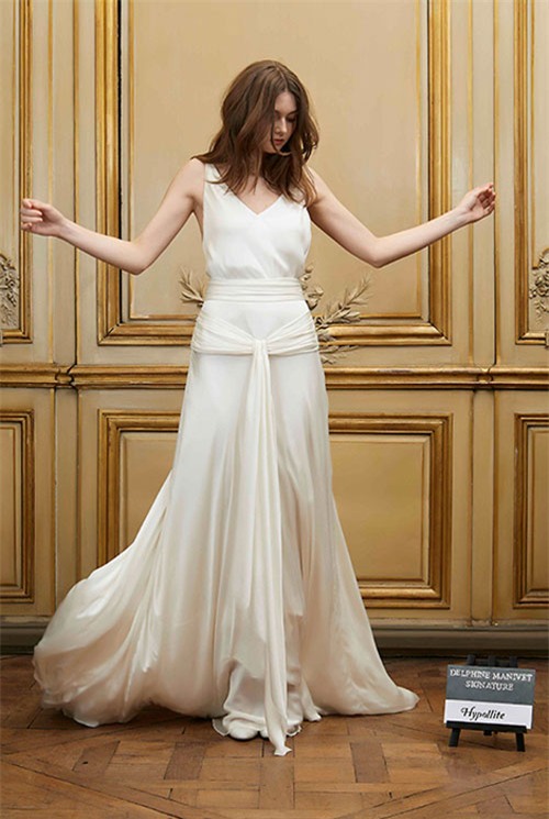 Chọn váy cưới đơn giản như Angelina Jolie