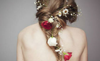 Cách tết tóc đính hoa đẹp