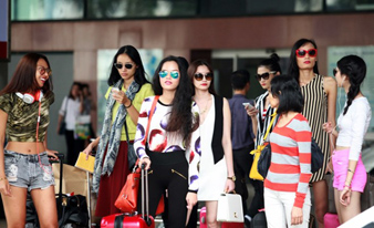 Chân dài Việt nổi bật ở sân bay Nội Bài