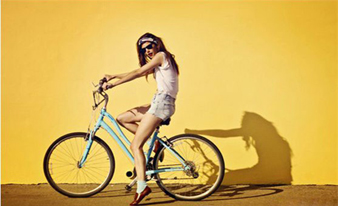 Cách mix đồ cho cô nàng mùa thu lãng mạn trên yên xe đạp