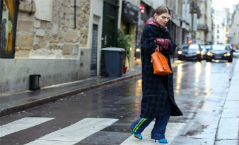 Áo khoác dài kiêu hãnh trên phố Paris ngày đông giá